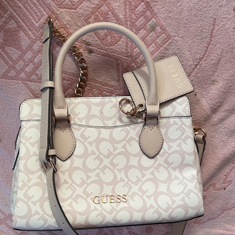 Súper oferta . Today GUESS Beige Satchel with Gold Accents